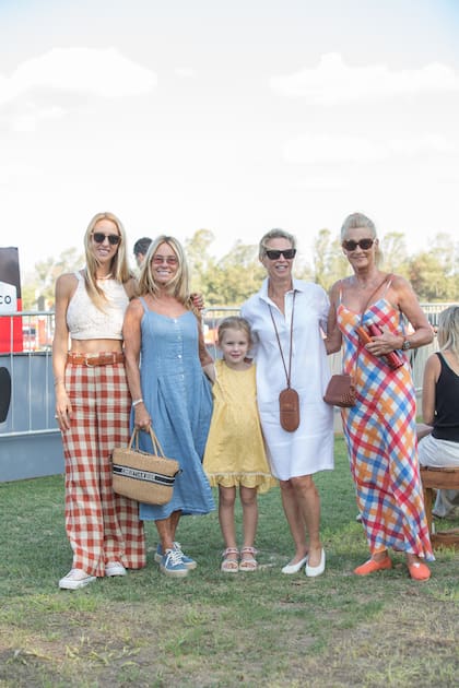 Isabelle, María Emilia Fernández Rousse, Corinne Ricard y Lila Pearson.