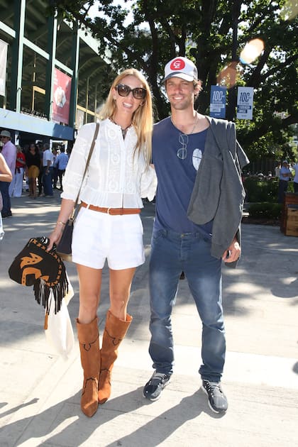 Isabelle Strom ( lookeada con un short y una camisa bordada con botas altas) y Corchito Zavaleta no se perdieron la gran final en el año más difícil de sus vidas.