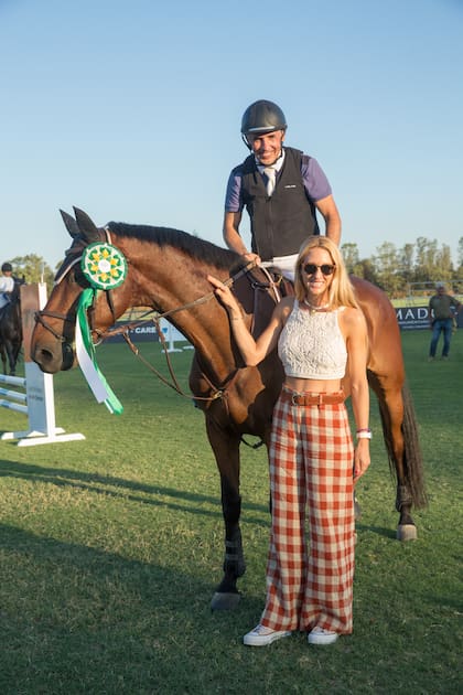 Isabelle Strom saluda al jinete Ricardo Dolian.