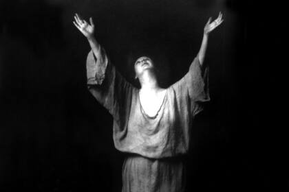 "Más que danza la suya es mímica; es la animación de la escultura femenina", escribió Darío sobre Isadora Duncan