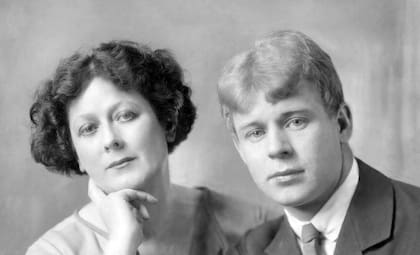 Isadora Duncan y el poeta ruso Serguéi Esenin, su último gran amor, en 1923