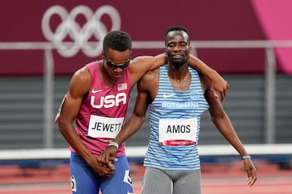 Isaiah Jewett, de Estados Unidos, y Nijel Amos, derecha, de Botswana, después de caer en la semifinal masculina de 800 metros