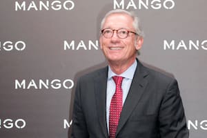 Isak Andic, fundador de la marca de moda española Mango, llega al desfile de modas Otoño-Invierno 2011 de Mango, en París, el martes 17 de mayo de 2011.
