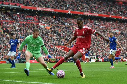 Isak podría debutar en la Liga Premier con Liverpool tras suspensión de Ekitike