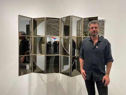 Ishmael Randall-Weeks con una de sus obras exhibidas por Arróniz en la sección Radar