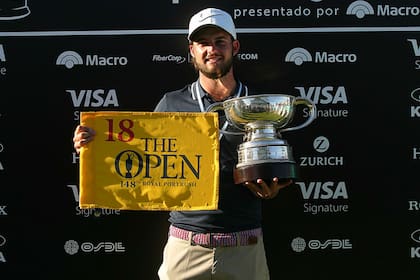 Isidro Benítez, con la copa del Abierto y la bandera que lo acredita como participante del Open Británico 2019