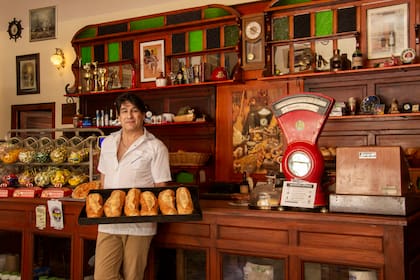 Isidro compró la panadería en 2015 y tardó siete años en remodelarla hasta el último detalle. Foto Gentileza Núcleo Audiovisual