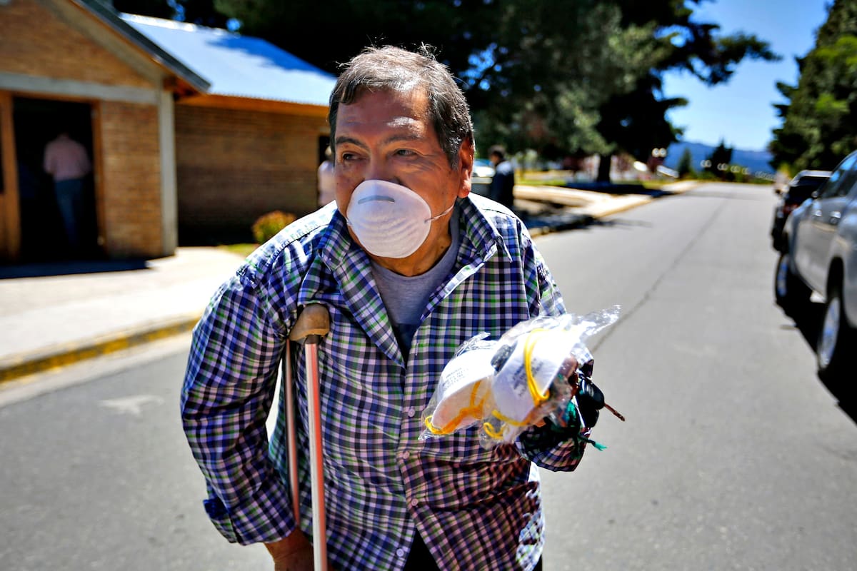 Isidro lleva varios barbijos para protegerse
