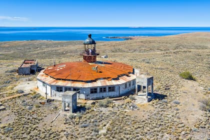 El histórico faro de Isla Leones. Está rodeado de una particular estructura de 11 lados que contiene seis habitaciones
