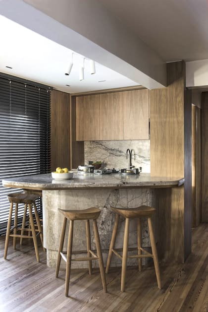 Isla de 1,05m de alto en mármol ‘Fantastic Grey’ (De Stefano) ejecutada por Aranda Mármoles. Mueble de cocina, diseño de Brava Arquitectura realizado por Industria Guanaco en incienso, con alzada en mármol ‘Fantastic Grey’. Banquetas (Coin Vert).
