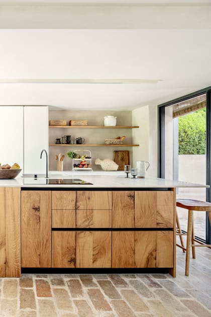 Isla de cocina (Ábaton) con mueble de roble antiguo recuperado y mesada de mármol de Macael, zona de canteras al sureste de la península ibérica.