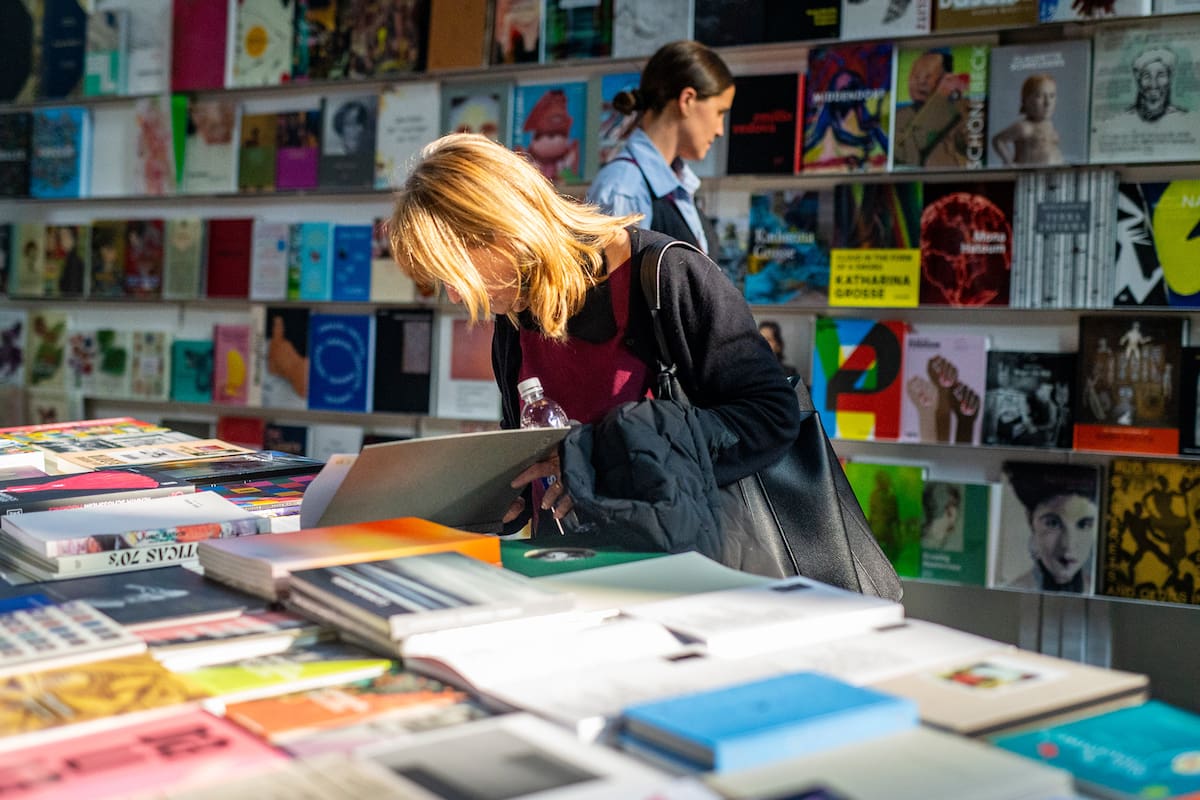 Isla de Ediciones de la Fundación Proa en arteba