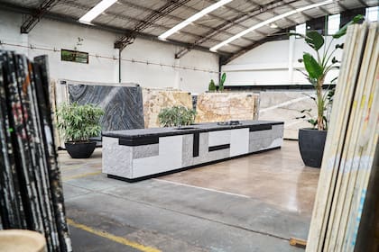 Isla de Granito Negro Boreal y Mármol de Carrara con incrustaciones en madera de Roble Americano terminado con lustre negro a poro abierto.