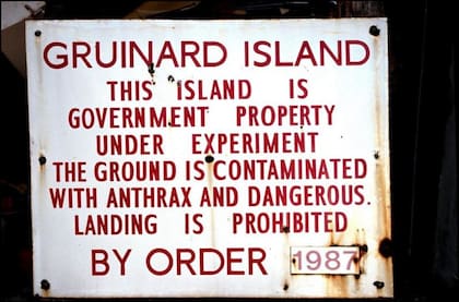 "Isla Gruinard. Esta isla es propiedad del gobierno y está bajo experimento. El suelo está contaminado con ántrax y peligroso. Desembarcar está prohibido por la ley".