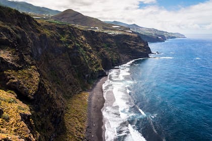 La isla es misteriosa porque los lugareños dicen ver ovnis en los cielos. Los científicos dice que se trata de un fenómeno de refracción de la luz.