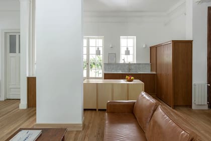 Isla (Paraná Muebles). Alzada y mesada de mármol de Carrara. Grifería ‘Fabric Gold’ (Peirano). Pileta ‘q76’ (Johnson). Horno y anafe (Candy). Radiadores (Peisa).