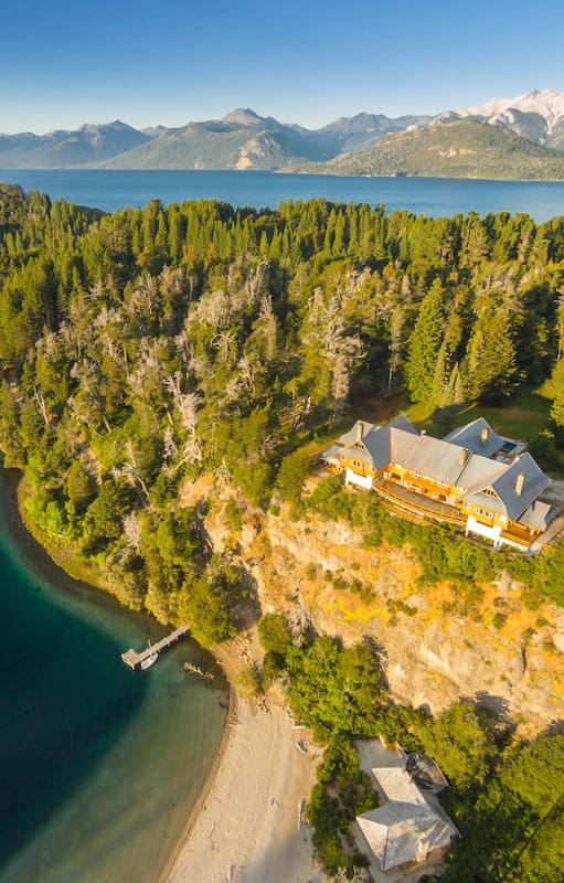 Isla Victoria Lodge, un hotel con historia solo accesible en lancha.