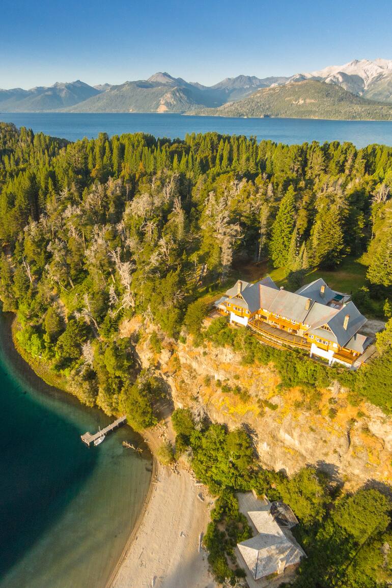 Isla Victoria Lodge, un hotel con historia solo accesible en lancha.