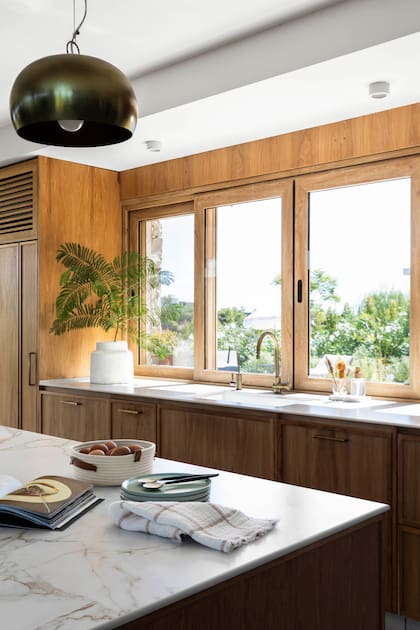 Isla y muebles de cocina (Rafael Delgado Amoblamientos).