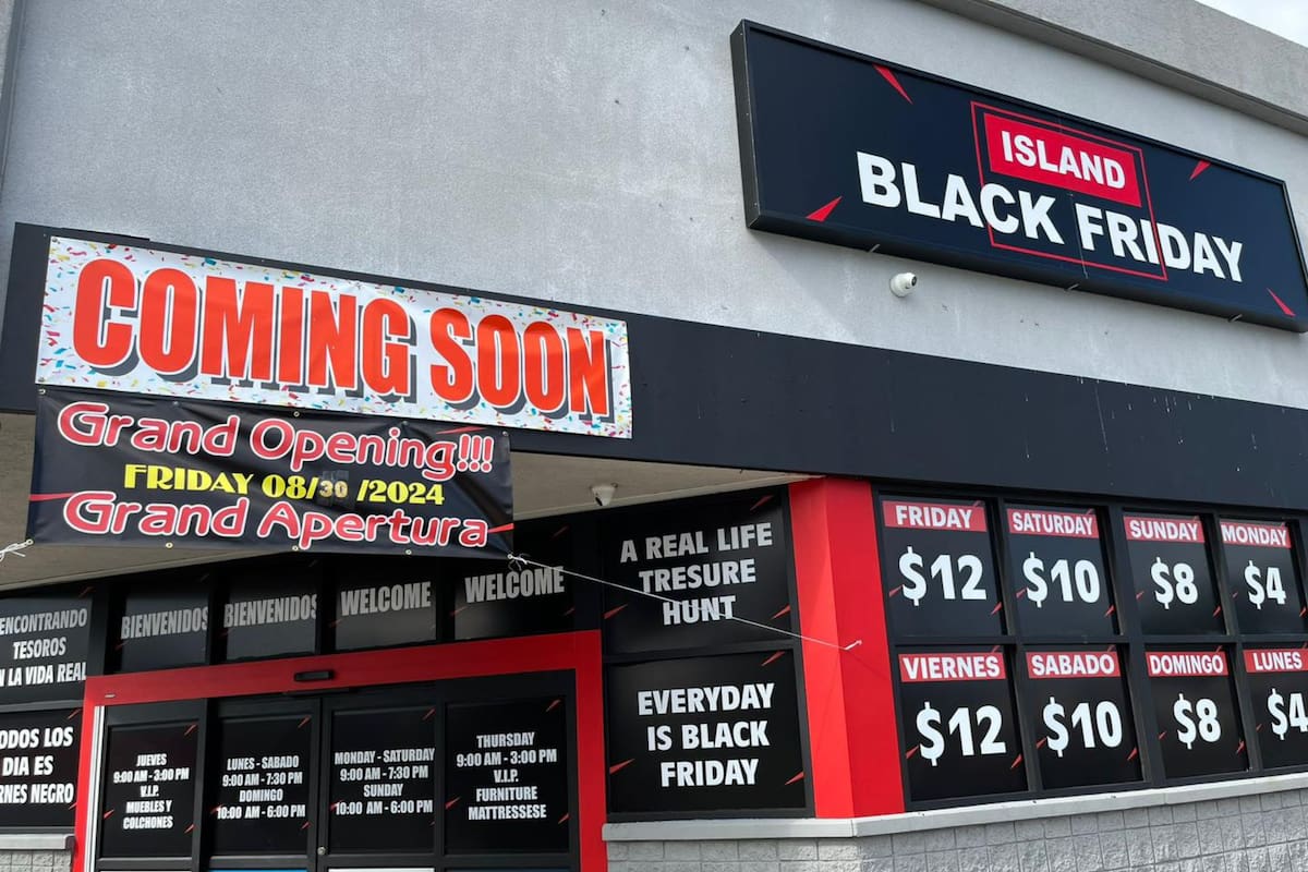 Island Black Friday ofrece productos desde US$12 los viernes hasta US$1 los miércoles, que atrae multitudes en busca de grandes descuentos