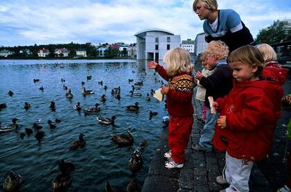 Islandia invierte un 1,7% de su PIB en educación temprana, donde se enseña además a los niños sobre igualdad de género para romper con los roles tradicionales