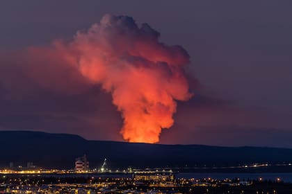 Islandia: las impresionantes imágenes del río de lava que recorre una ciudad de ese país