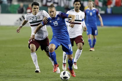 Gislasson lleva la pelota en la derrota de Islandia ante México