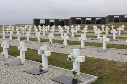 En el cementerio de Darwin, adonde yacen los restos de soldados argentinos, aún hay tumbas con la inscripción desoladora "Soldado argentino solo conocido por Dios"