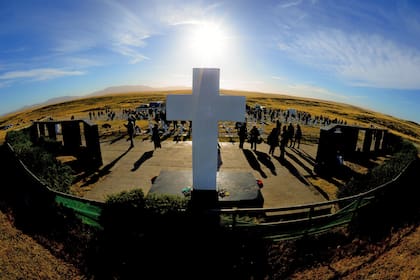 Familiarres de los caídos visitan el cementerio de Darwin
