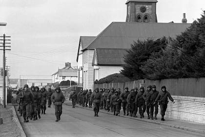 Tropas del Éjercito Argentino avanzan por la Avenida Ross, luego del desembarco y ocupación militar de las Islas Malvinas, 2 de abril de 1982