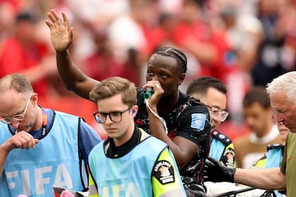 Ismael Koné abandonó el campo en camilla con el famoso "silbato verde"