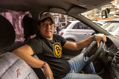 Ismael Loyo, de 34 años, un taxista que se mudó de Venezuela a Argentina en 2018, mantiene todos sus ahorros en criptomonedas