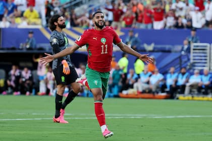 Ismael Saibari festeja su gol para Marruecos; detrás, lo sufre Alisson, arquero de Brasil