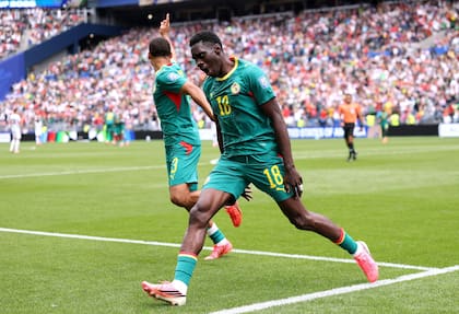 Ismaila Sarr festeja tras marcar el 2-0