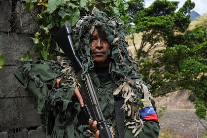 Ismaira Figueroa, francotirador de la milicia bolivariana, lleva un rifle FAL de calibre 7,62 mm de fabricación belga