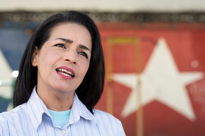 Ismaira Figueroa habla en la plaza Bolívar de Baruta, un municipio de Caracas que mezcla sectores acomodados y pobres
