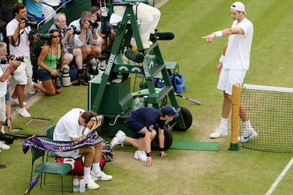 Isner, el ganador, señala a Mahut y pide aplausos el francés, desconsolado tras la derrota