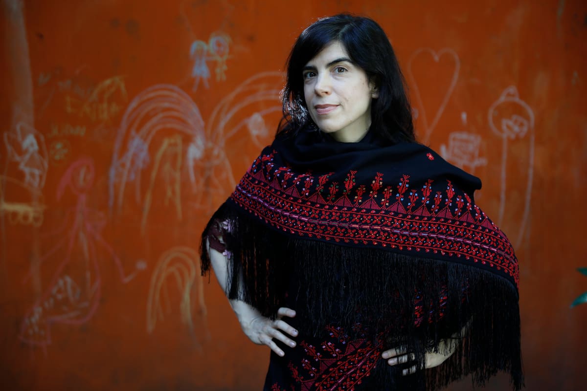 Isol con el chal palestino que disparó La costura, su nuevo libro