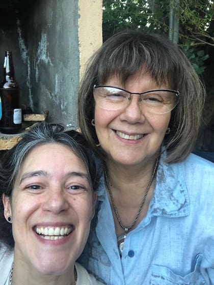 Isolda Benitez y su hija María Belén, felices tras haber ganado la batalla al Covid