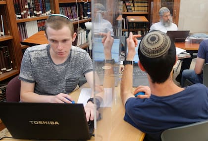 Medidas de separación en una biblioteca de Tel Aviv