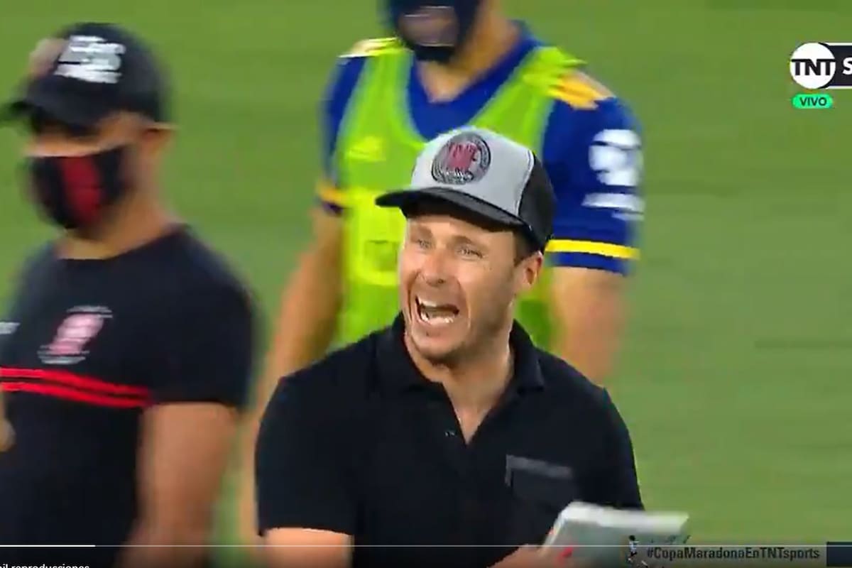 Israel Damonte, furioso con el árbitro Penel, que le anuló un gol a Huracán cuando el partido estaba empatado sin goels