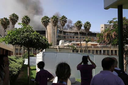 Israel e Irán lanzan ataques tras una semana de guerra mientras surge un nuevo esfuerzo diplomático