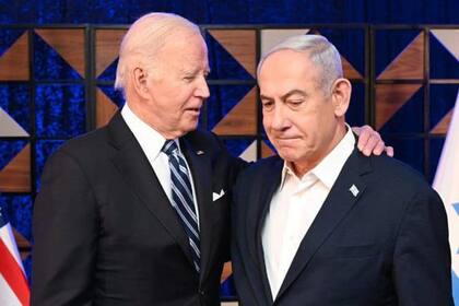 El presidente estadounidense Joe Biden consuela al primer ministro israelí Benjamin Netanyahu durante una conferencia de prensa conjunta después de su reunión.