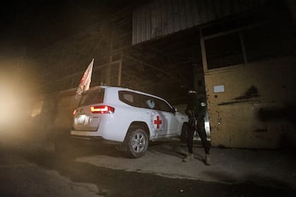 Israel identifica el segundo grupo de cuerpos entregados por Hamas mientras la frágil tregua resiste