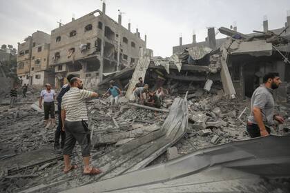 Palestinos buscan sobrevivientes tras un bombardeo aéreo israelí en Jabaliya, cerca de Ciudad de Gaza (AP/Mohammad Al Masri)