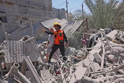 Un bombero palestino inspecciona un edificio destruido