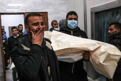 El traslado del cuerpo de un palestino, muerto durante un ataque israelí, desde el hospital de la UE en Khan Yunis, en el sur de la Franja de Gaza, el 21 de diciembre de 2023