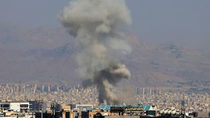 Israel vuelve a atacar Irán, que amenaza con responder a los bombardeos de EEUU