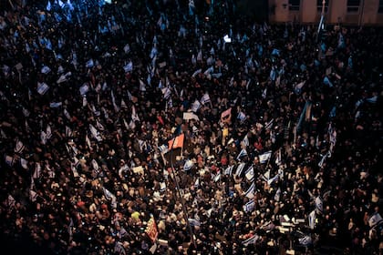 Israelíes protestan contra los planes de reformar el sistema judicial del nuevo gobierno del primer ministro Benjamin Netanyahu en Tel Aviv, Israel, el sábado 4 de febrero de 2023. (AP Foto/Maya Alleruzzo)