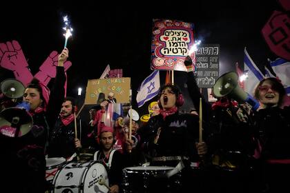 Israelíes protestan contra los planes del gobierno del primer ministro Benjamin Netanyahu de reformar el sistema judicial, en Tel Aviv, sábado 25 de febrero de 2023. (AP Foto/ Ariel Schalit)